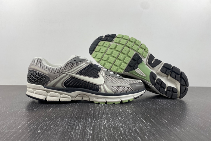 NIKE Air Zoom Vomero FB8825-001