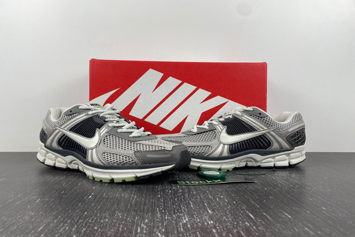 NIKE Air Zoom Vomero FB8825-001