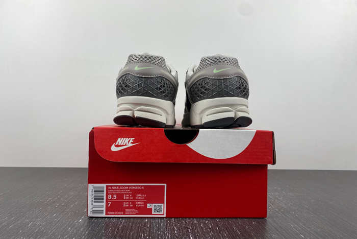 NIKE Air Zoom Vomero FB8825-001