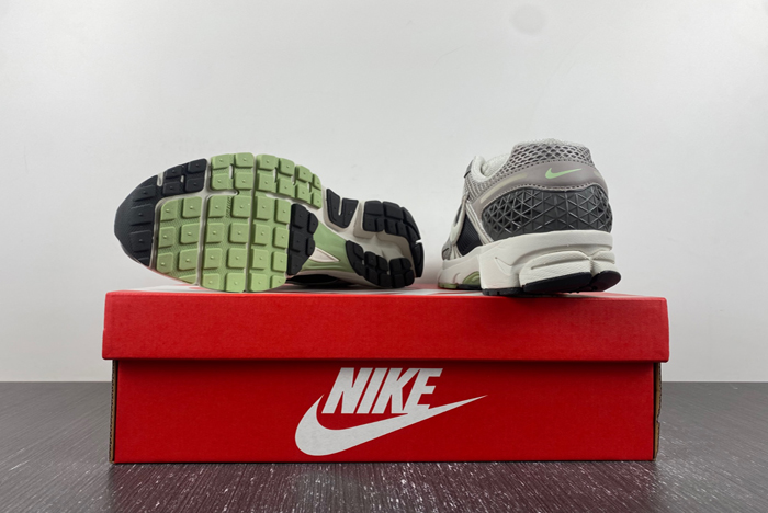 NIKE Air Zoom Vomero FB8825-001
